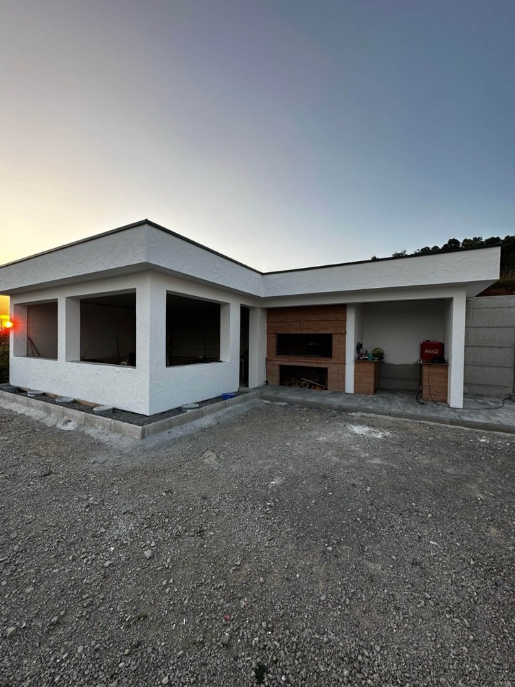 Nieuw gebouwde woning bij zonsondergang