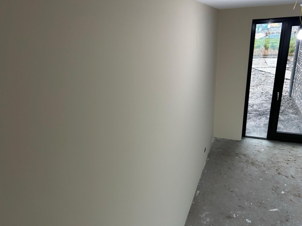 Strak gesauste wand in een nieuwbouwwoning